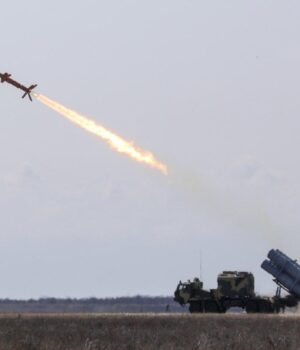 Повітряна-війна-розвивається:-у-bloomberg-розповіли,-які-ракети-використовуютю-Україна-і-РФ