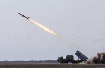 Повітряна війна розвивається: у Bloomberg розповіли, які ракети використовуютю Україна і РФ Повітряна-війна-розвивається:-у-bloomberg-розповіли,-які-ракети-використовуютю-Україна-і-РФ