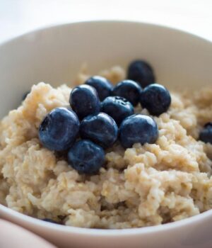 З-чим-їсти-вівсянку,-щоб-насититися:-експерти-назвали-8-смачних-і-корисних-добавок