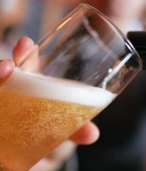 Люди-стали-пити-менше-пива,-один-з-лідерів-галузі-звільняє-тисячі-працівників