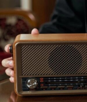 «Радіо-Судного-дня»-збожеволіло:-ефір-розривається-від-загадкових-наказів