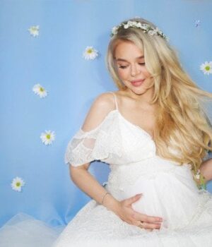 Вагітна-Аліна-Гросу-розсекретила-стать-майбутнього-первістка-й-злилася-у-поцілунку-з-чоловіком