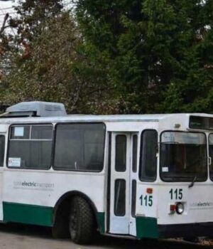 Через-пошкодження-мережі-у-Луцьку-змінили-рух-тролейбусів:-деталі