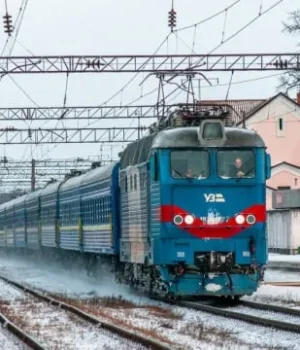 Укрзалізниця ввела тимчасові обмеження, поїзди можуть запізнюватися до години