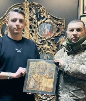 “Вмурована-в-стіну”:-воїн-з-Волині-передав-у-музей-ікону-зі-зруйнованого-будинку-Донеччини