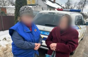 Не орієнтувалася в просторі: на Волині патрульні допомогли літній жінці дістатися додому Не-орієнтувалася-в-просторі:-на-Волині-патрульні-допомогли-літній-жінці-дістатися-додому