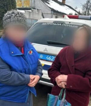 Не-орієнтувалася-в-просторі:-на-Волині-патрульні-допомогли-літній-жінці-дістатися-додому