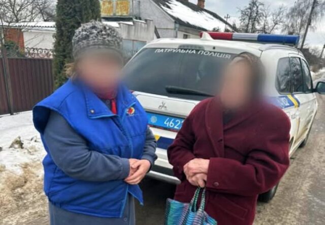 Не орієнтувалася в просторі: на Волині патрульні допомогли літній жінці дістатися додому Не-орієнтувалася-в-просторі:-на-Волині-патрульні-допомогли-літній-жінці-дістатися-додому