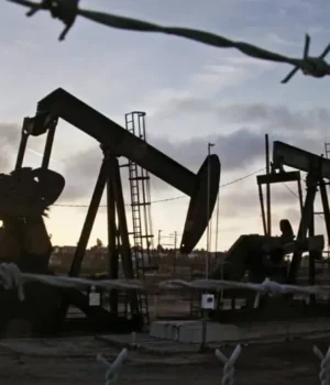 Світові-ціни-на-нафту-знижуються-вперше-у-2026-році-–-bloomberg