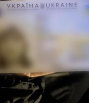 Згуба-знайшла-свою-власницю:-у-Луцьку-патрульні-повернули-паспорт-жінці