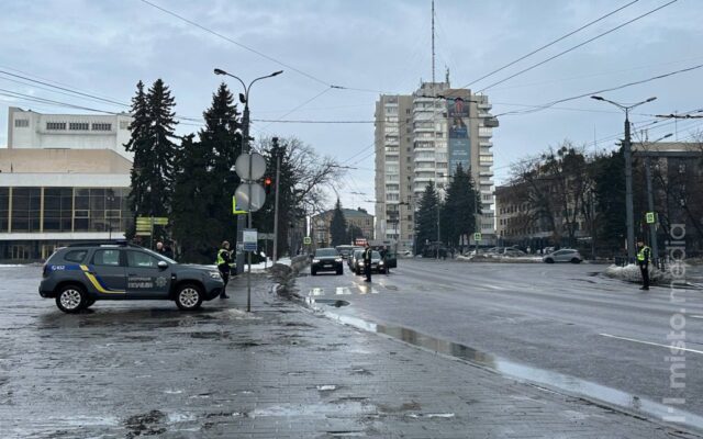 У Луцьку патрульні під час хвилини мовчання зупиняють рух транспорту У-Луцьку-патрульні-під-час-хвилини-мовчання-зупиняють-рух-транспорту
