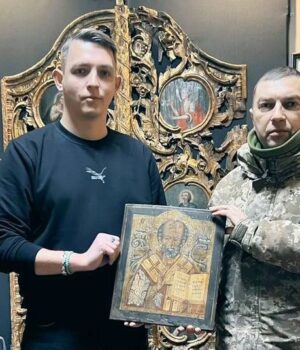 Військовий-передав-у-музей-на-Волині-ікону-з-розбомбленого-міста