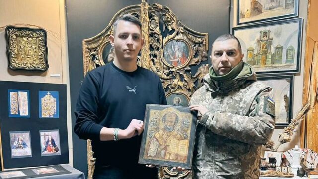 Військовий передав у музей на Волині ікону з розбомбленого міста Військовий-передав-у-музей-на-Волині-ікону-з-розбомбленого-міста