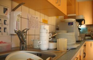 Люди, які накопичують купу брудного посуду в раковині, мають ці 9 спільних рис характеру Люди,-які-накопичують-купу-брудного-посуду-в-раковині,-мають-ці-9-спільних-рис-характеру