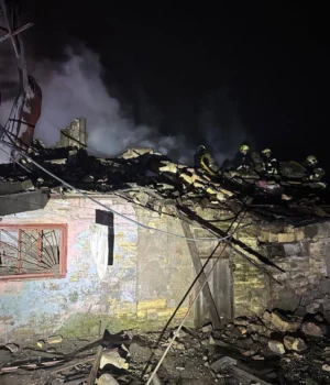 Одеса-зазнала-нічної-атаки-БпЛА,-пошкоджено-житловий-будинок