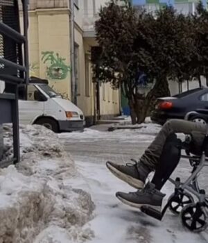 У-Луцьку-через-нерозчищений-сніг-ветеран-на-колісному-кріслі-не-потрапив-до-аптеки