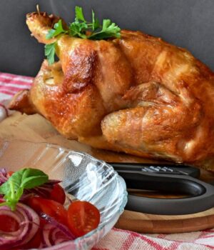 Курка-вийде-з-королівською-рум’яною-скоринкою:-ось-чим-змастити-за-добу-до-запікання