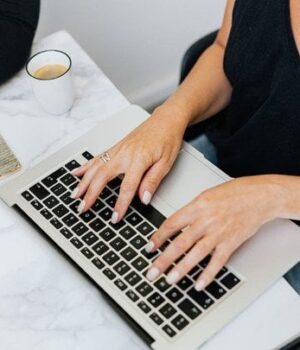 Ідеальний-офісний-манікюр:-як обрати-дизайн,-що має-дорогий-і доречний-вигляд-на роботі