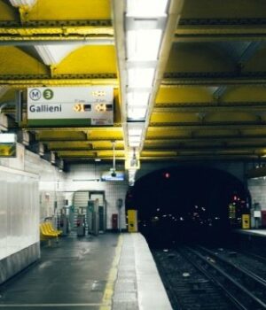 Уривки-віршів-українських-поеток-розмістили-на-станціях-метро-в-Парижі Уривки-віршів-українських-поеток-розмістили-на-станціях-метро-в-Парижі