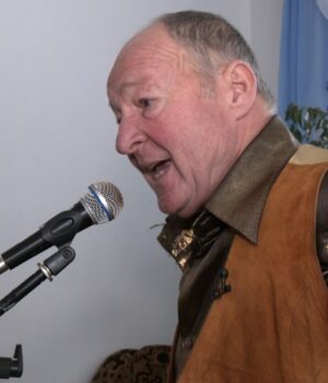 Продав-корову-і-купив-фортепіано:-історія-вчителя-з-Волині,-який-40-років-працює-фізкультурником-та.