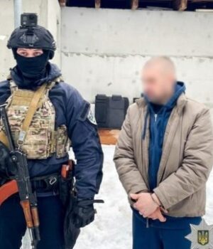 На-Рівненщині-затримали-дезертира,-який-викрав-авто-та-стріляв-у-поліцейських На-Рівненщині-затримали-дезертира,-який-викрав-авто-та-стріляв-у-поліцейських