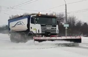 На дорогах Волині через снігопад працювала спецтехніка. ВІДЕО На-дорогах-Волині-через-снігопад-працювала-спецтехніка.-ВІДЕО