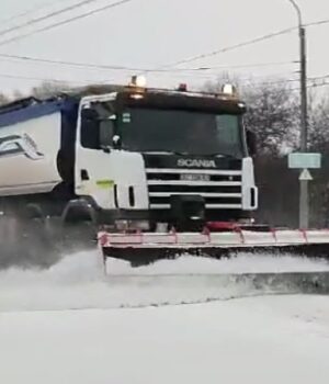 На-дорогах-Волині-через-снігопад-працювала-спецтехніка.-ВІДЕО