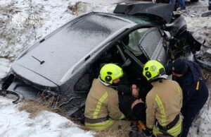 На Волині легковик зіткнувся зі швидкою, пасажира затисло в автівці На-Волині-легковик-зіткнувся-зі-швидкою,-пасажира-затисло-в-автівці