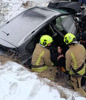 На-Волині-легковик-зіткнувся-зі-швидкою,-пасажира-затисло-в-автівці