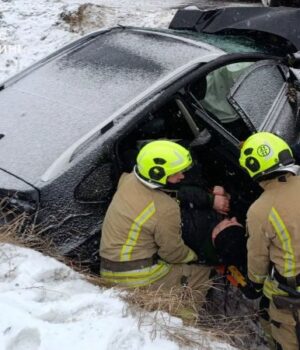 На-Волині-рятувальники-вирізали-водія-з-авто-після-ДТП