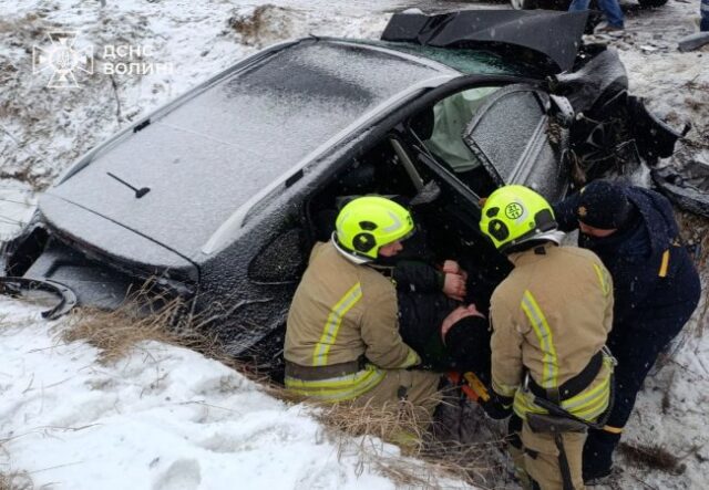 На Волині рятувальники вирізали водія з авто після ДТП На-Волині-рятувальники-вирізали-водія-з-авто-після-ДТП