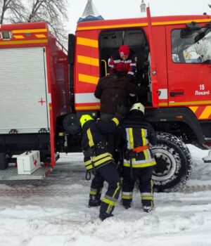Через-замети-на-дорозі-волинянина-пожежним-автомобілем-доправили-до-швидкої Через-замети-на-дорозі-волинянина-пожежним-автомобілем-доправили-до-швидкої