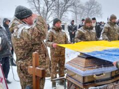 Прапор вручили доньці: на Волині прощалися з Захисником Василем Ярмолюком Прапор-вручили-доньці:-на-Волині-прощалися-з-Захисником-Василем-Ярмолюком