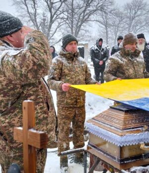 Прапор-вручили-доньці:-на-Волині-прощалися-з-Захисником-Василем-Ярмолюком Прапор-вручили-доньці:-на-Волині-прощалися-з-Захисником-Василем-Ярмолюком