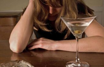 На Волині оштрафували маму, бо донька пізно ввечері розважалась у пабі та була п’яною На-Волині-оштрафували-маму,-бо-донька-пізно-ввечері-розважалась-у-пабі-та-була-п’яною