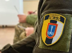 В Одесі натовп напав на групу оповіщення ТЦК, військовослужбовці отримали травми та опіки від сльозогінного... В-Одесі-натовп-напав-на-групу-оповіщення-ТЦК,-військовослужбовці-отримали-травми-та-опіки-від-сльозогінного.