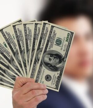 Курс-валют-в-Україні:-населення-активно-скуповує-долари-–-чи-варто-це-робити