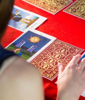 Гороскоп-на-16-лютого-за-картами-Таро:-Водоліям-–-радість,-Овнам-–-вірити-у-власні.