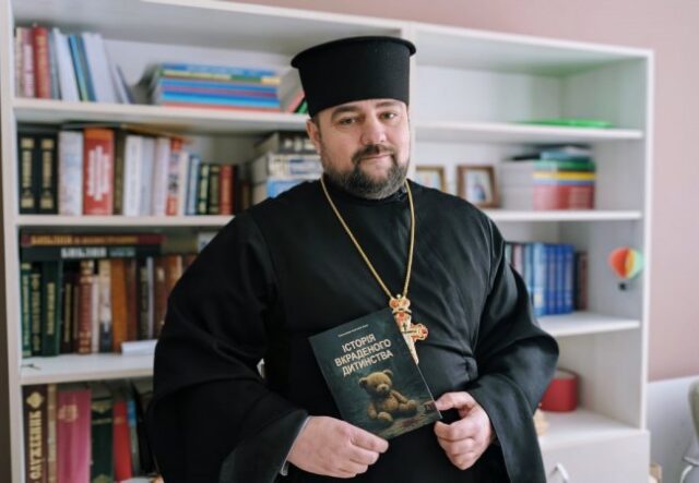 Волинський священник видав книжку «Історія вкраденого дитинства» Волинський-священник-видав-книжку-«Історія-вкраденого-дитинства»