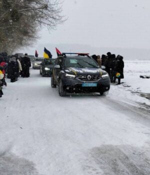Попри-сніг-та-мороз,-волиняни-навколішки-прощалися-із-Героєм
