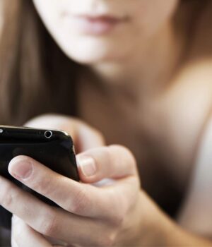 Погрожував-оприлюднити-інтимні-фото:-волинянка-заплатила-34-тисячі-шантажисту