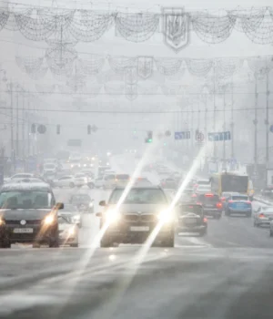 Лід-під-снігом-і-кілометрові-затори:-столиця-паралізована-через-негоду