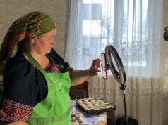 Готує у печі та показує сільське життя: волинська Солоха збирає тисячі переглядів у ТікТоці Готує-у-печі-та-показує-сільське-життя:-волинська-Солоха-збирає-тисячі-переглядів-у-ТікТоці