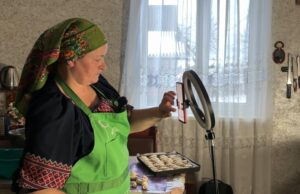 Готує у печі та показує сільське життя: волинська Солоха збирає тисячі переглядів у ТікТоці Готує-у-печі-та-показує-сільське-життя:-волинська-Солоха-збирає-тисячі-переглядів-у-ТікТоці