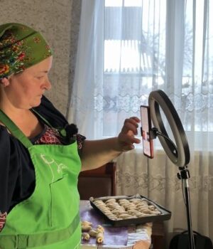 Готує-у-печі-та-показує-сільське-життя:-волинська-Солоха-збирає-тисячі-переглядів-у-ТікТоці
