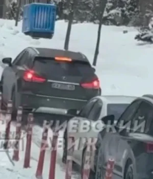У Києві через ожеледицю автомобіль протаранив чергу машин на підйомі