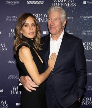 76-річний-Річард-Гір-на рідкісному-фото-показався-з дружиною-красунею-та одразу-трьома-дітьми