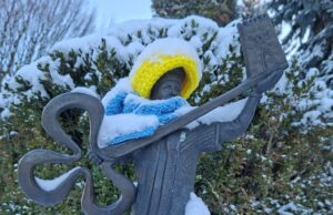 «Навіть бронзі личить тепло»: у Луцьку майстрині-переселенки одягнули кликунів «Навіть-бронзі-личить-тепло»:-у-Луцьку-майстрині-переселенки-одягнули-кликунів