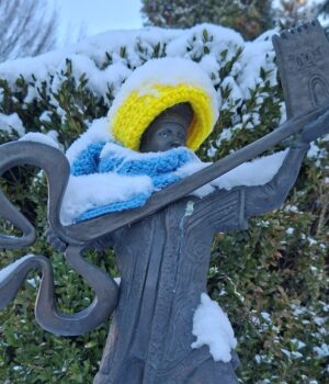 «Навіть-бронзі-личить-тепло»:-у-Луцьку-майстрині-переселенки-одягнули-кликунів «Навіть-бронзі-личить-тепло»:-у-Луцьку-майстрині-переселенки-одягнули-кликунів