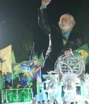 Паради-карнавалу-в-Ріо-розпочалися-з-суперечливої-​​оди-Лулі-у-рік-виборів